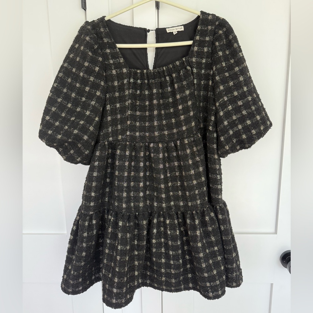 Moon River Black and Gold Sparkle Puff Sleeve Dress